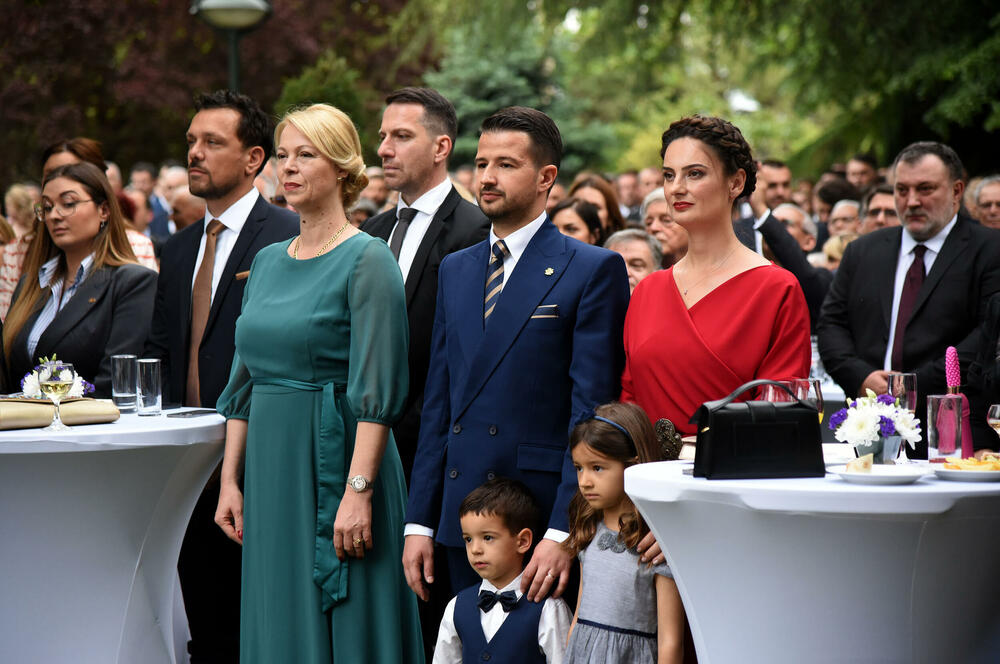 <p>Predsjednik Jakov Milatović sa suprugom Milenom večeras je u Vili Gorica priredio svečani prijem, kojem je prisustvovalo oko 700 zvanica. Pogledajte fotografije koje je zabilježio foto reporter "Vijesti" Luka Zeković.</p>