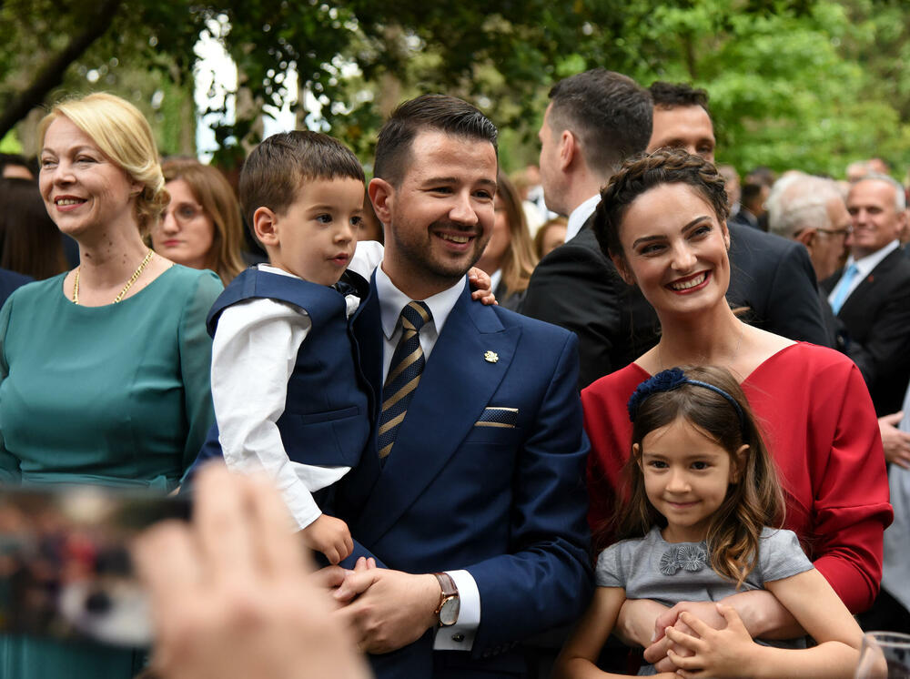 <p>Predsjednik Jakov Milatović sa suprugom Milenom večeras je u Vili Gorica priredio svečani prijem, kojem je prisustvovalo oko 700 zvanica. Pogledajte fotografije koje je zabilježio foto reporter "Vijesti" Luka Zeković.</p>