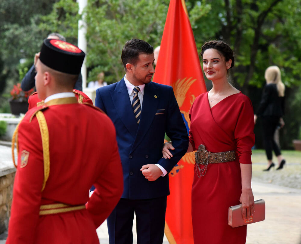 <p>Predsjednik Jakov Milatović sa suprugom Milenom večeras je u Vili Gorica priredio svečani prijem, kojem je prisustvovalo oko 700 zvanica. Pogledajte fotografije koje je zabilježio foto reporter "Vijesti" Luka Zeković.</p>
