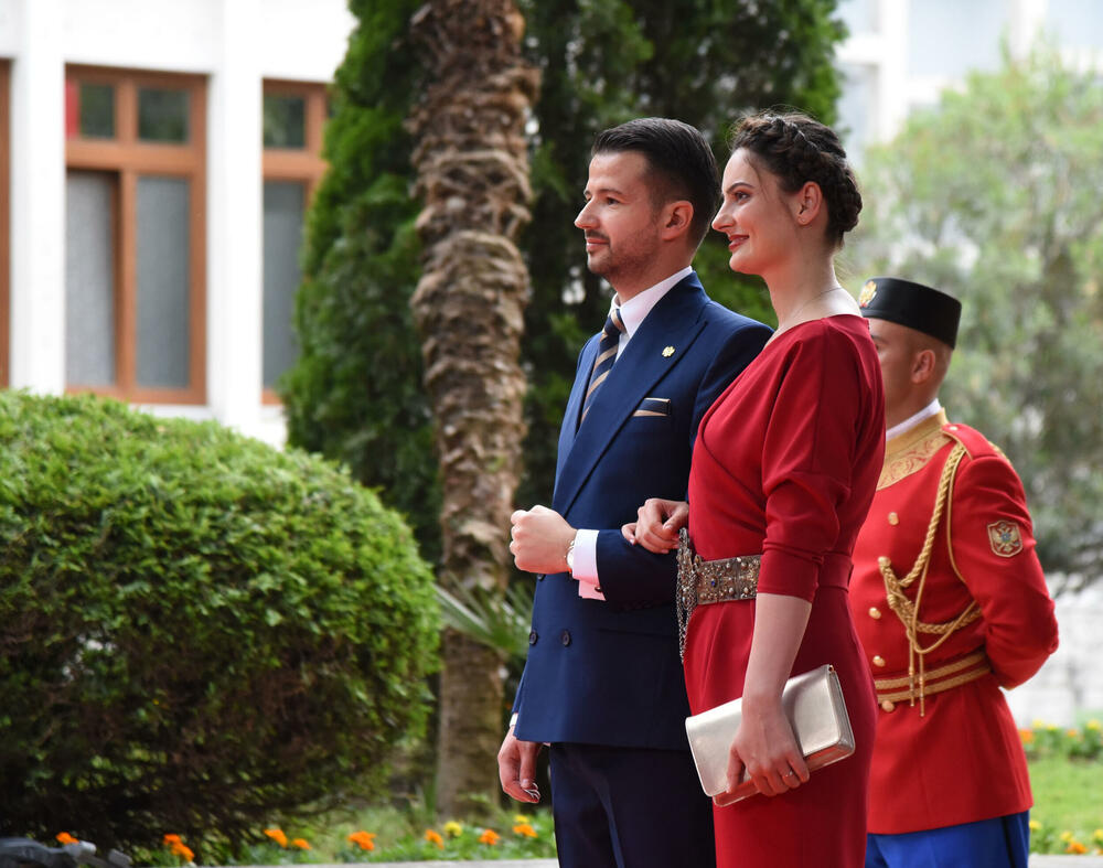 <p>Predsjednik Jakov Milatović sa suprugom Milenom večeras je u Vili Gorica priredio svečani prijem, kojem je prisustvovalo oko 700 zvanica. Pogledajte fotografije koje je zabilježio foto reporter "Vijesti" Luka Zeković.</p>