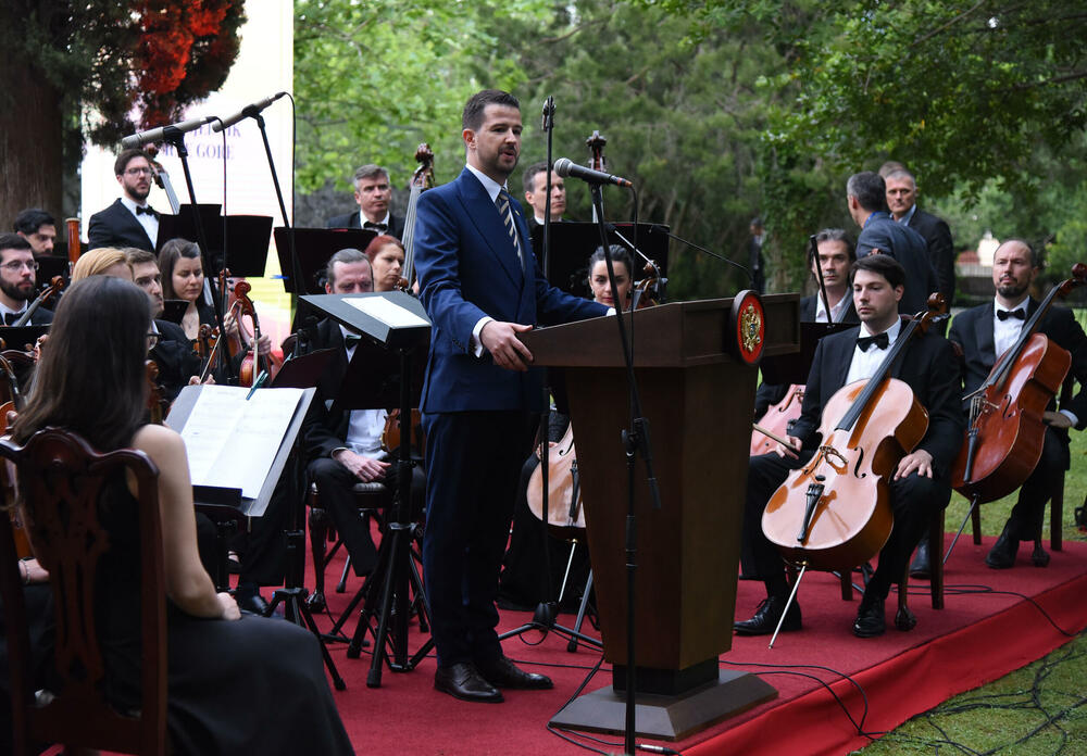 <p>Predsjednik Jakov Milatović sa suprugom Milenom večeras je u Vili Gorica priredio svečani prijem, kojem je prisustvovalo oko 700 zvanica. Pogledajte fotografije koje je zabilježio foto reporter "Vijesti" Luka Zeković.</p>