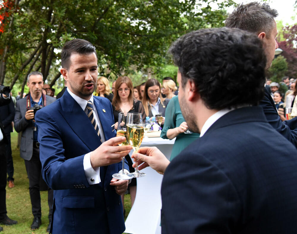 <p>Predsjednik Jakov Milatović sa suprugom Milenom večeras je u Vili Gorica priredio svečani prijem, kojem je prisustvovalo oko 700 zvanica. Pogledajte fotografije koje je zabilježio foto reporter "Vijesti" Luka Zeković.</p>