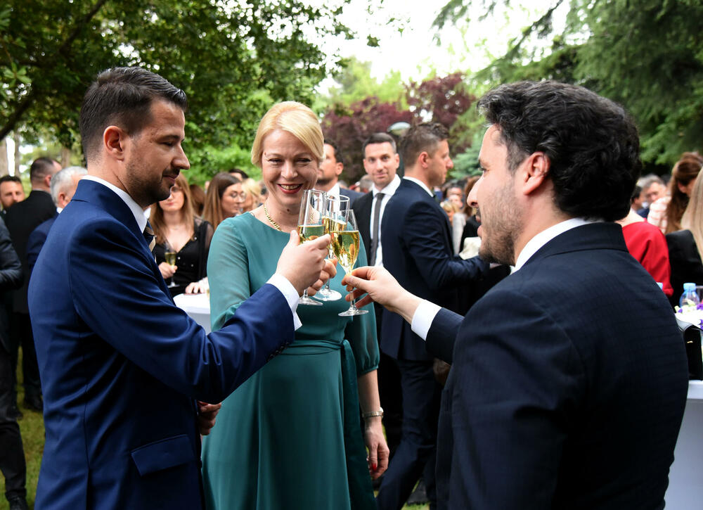 <p>Predsjednik Jakov Milatović sa suprugom Milenom večeras je u Vili Gorica priredio svečani prijem, kojem je prisustvovalo oko 700 zvanica. Pogledajte fotografije koje je zabilježio foto reporter "Vijesti" Luka Zeković.</p>