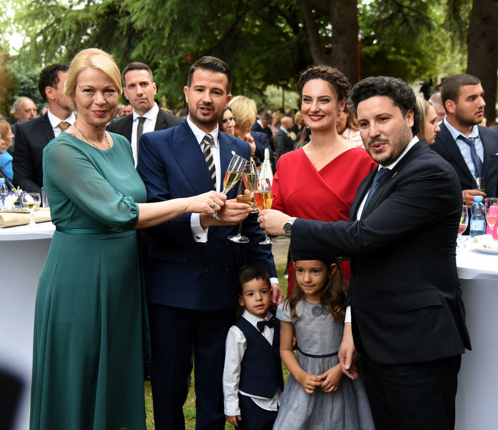 <p>Predsjednik Jakov Milatović sa suprugom Milenom večeras je u Vili Gorica priredio svečani prijem, kojem je prisustvovalo oko 700 zvanica. Pogledajte fotografije koje je zabilježio foto reporter "Vijesti" Luka Zeković.</p>