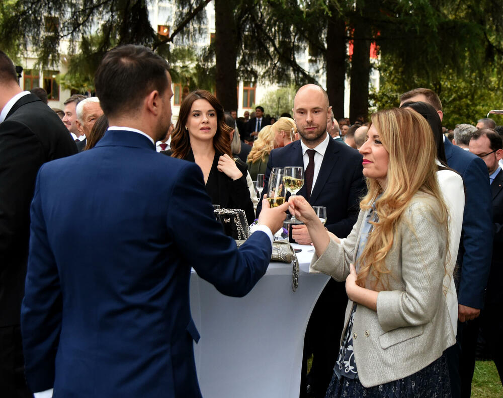 <p>Predsjednik Jakov Milatović sa suprugom Milenom večeras je u Vili Gorica priredio svečani prijem, kojem je prisustvovalo oko 700 zvanica. Pogledajte fotografije koje je zabilježio foto reporter "Vijesti" Luka Zeković.</p>