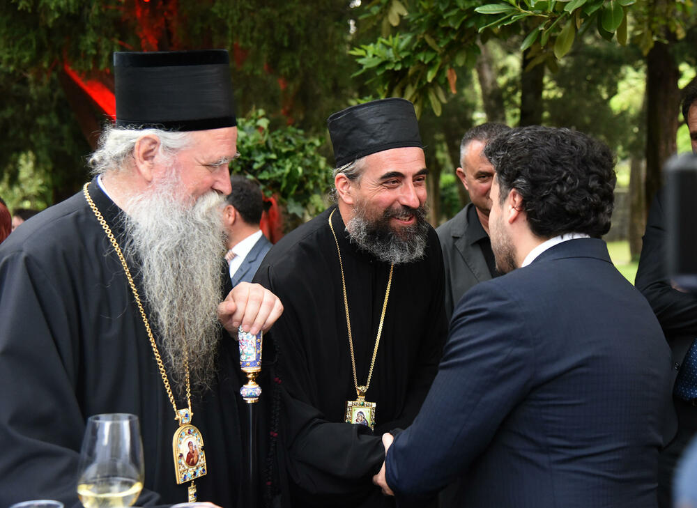 <p>Predsjednik Jakov Milatović sa suprugom Milenom večeras je u Vili Gorica priredio svečani prijem, kojem je prisustvovalo oko 700 zvanica. Pogledajte fotografije koje je zabilježio foto reporter "Vijesti" Luka Zeković.</p>