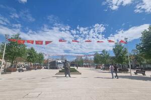 Zastave na trgu u Nikšiću, ali ih nije postavila Opština
