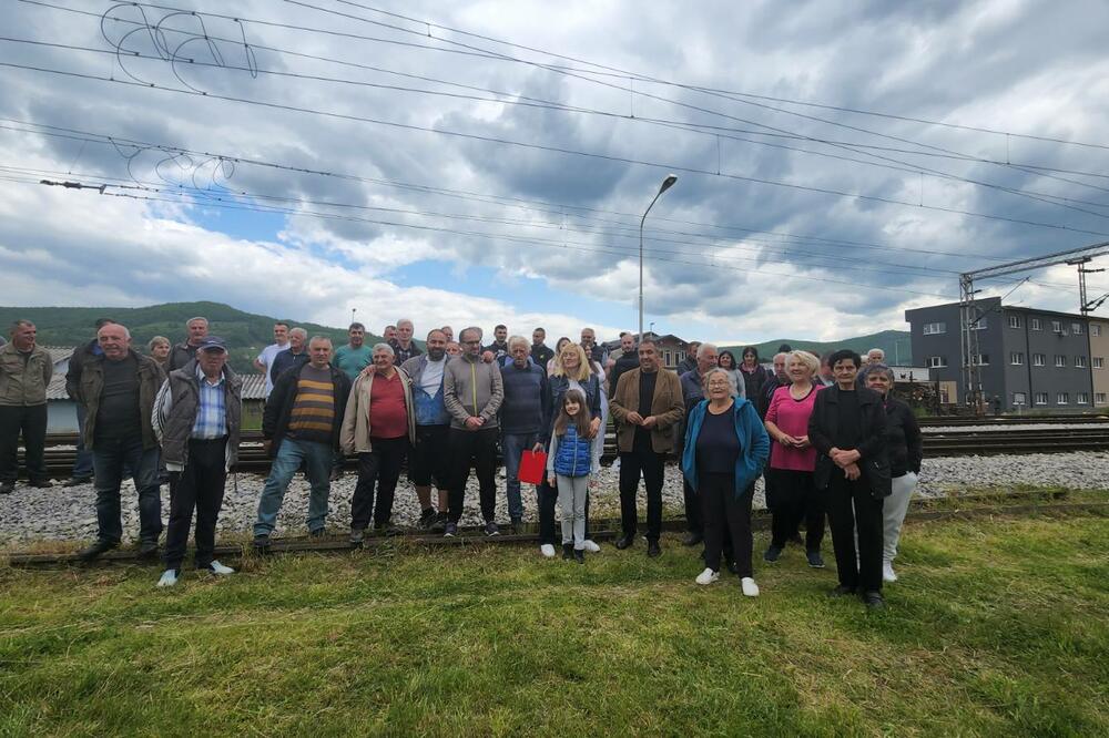 Protest mještana naselja Nedakusi u zoni Željezničke stanice Bijelo Polje, Foto: Jadranka Ćetković