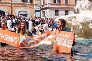 VIDEO Italija: Ekološki aktivisti zacrnili vodu u Fontani di Trevi