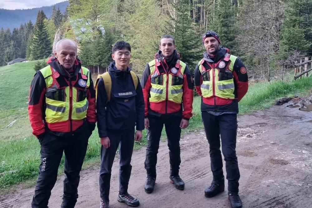 Kineski državljanin i pripadnici GSS-a, Foto: GSS Crne Gore