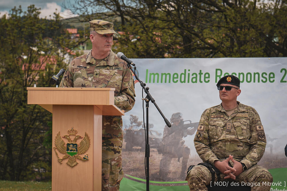 <p>Načelnik Generalštaba VCG Zoran Lazarević, na otvaranju vježbe, kazao je da VCG, uz NATO saveznike, nastavlja da u kontinuitetu uvježbava kompleksne radnje i da ulaže u razvoj borbenih jedinica kako bi garantovala sigurnost građana i doprinosila odbrambenim kapacitetima Alijanse</p>