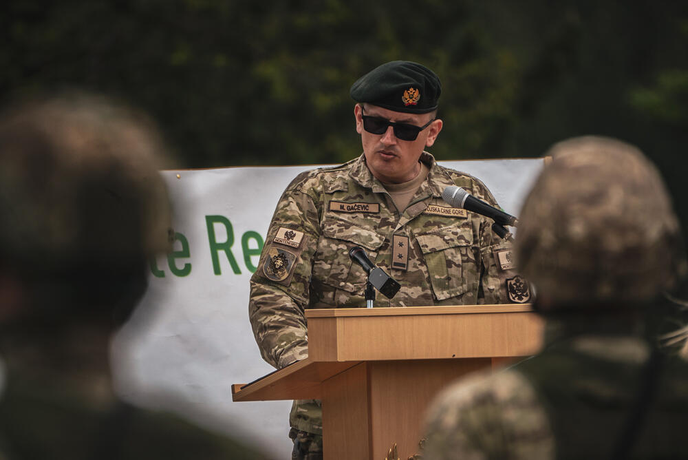 <p>Načelnik Generalštaba VCG Zoran Lazarević, na otvaranju vježbe, kazao je da VCG, uz NATO saveznike, nastavlja da u kontinuitetu uvježbava kompleksne radnje i da ulaže u razvoj borbenih jedinica kako bi garantovala sigurnost građana i doprinosila odbrambenim kapacitetima Alijanse</p>
