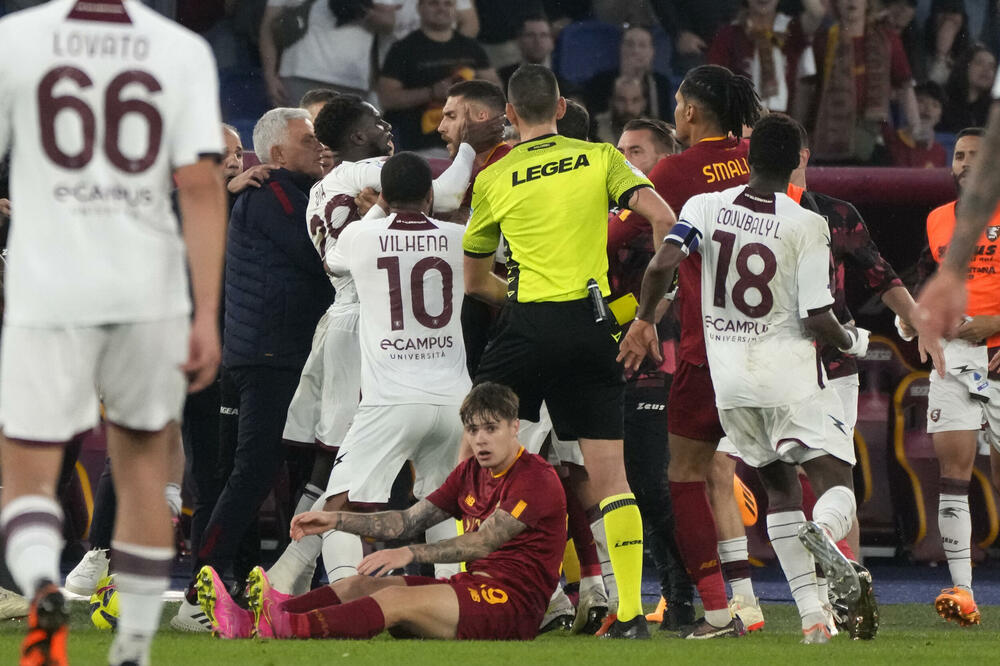 Koškanje igrača Rome i Salernitane, Foto: AP Photo/Alessandra Tarantino
