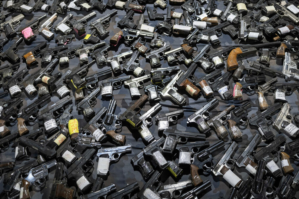Oružje predato policiji u prvih deset dana od masovnih ubistava u Srbiji, Foto: Rojters