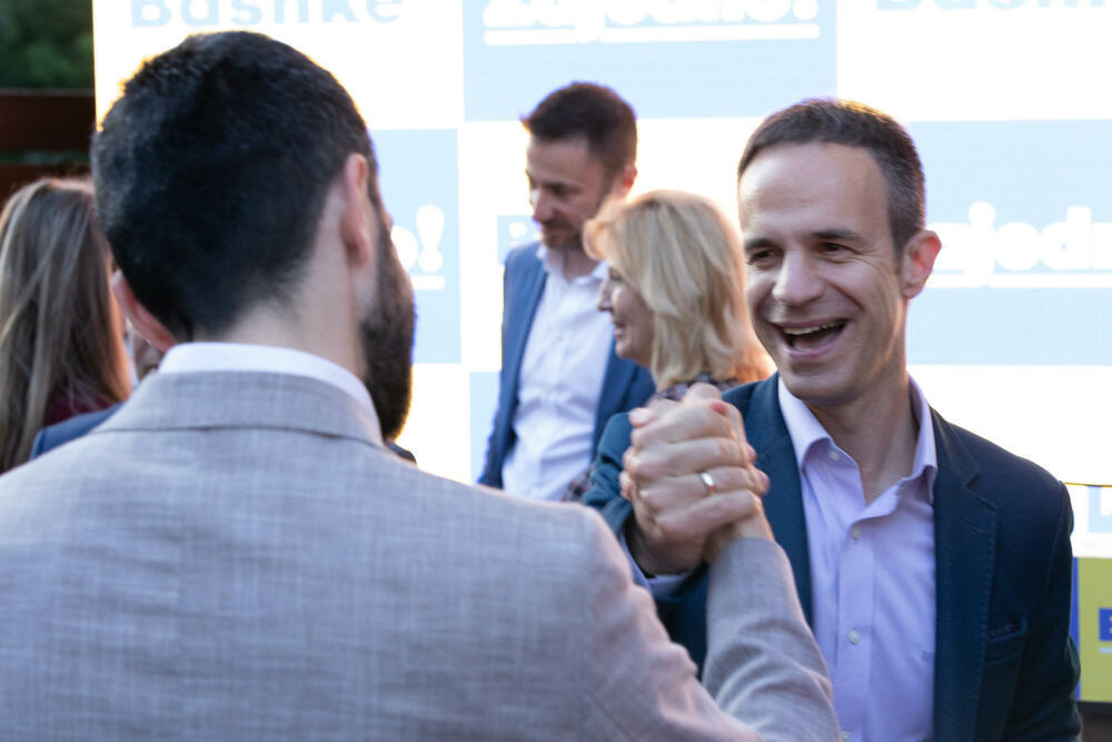 <p>Živković, je na predstavljanju izbornog programa u Ulcinju, rekao da politika nije podijum za neozbiljne, niti se njome mogu baviti oni koji bez ikakvih problema mogu manipulisati javnošću</p>