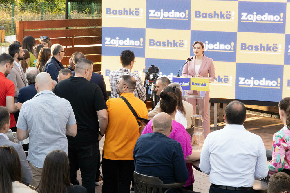 <p>Živković, je na predstavljanju izbornog programa u Ulcinju, rekao da politika nije podijum za neozbiljne, niti se njome mogu baviti oni koji bez ikakvih problema mogu manipulisati javnošću</p>