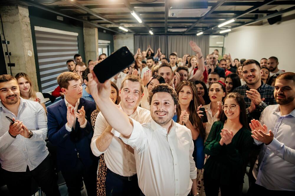 Bečić i Abazović sa mladima, Foto: Građanski pokret URA