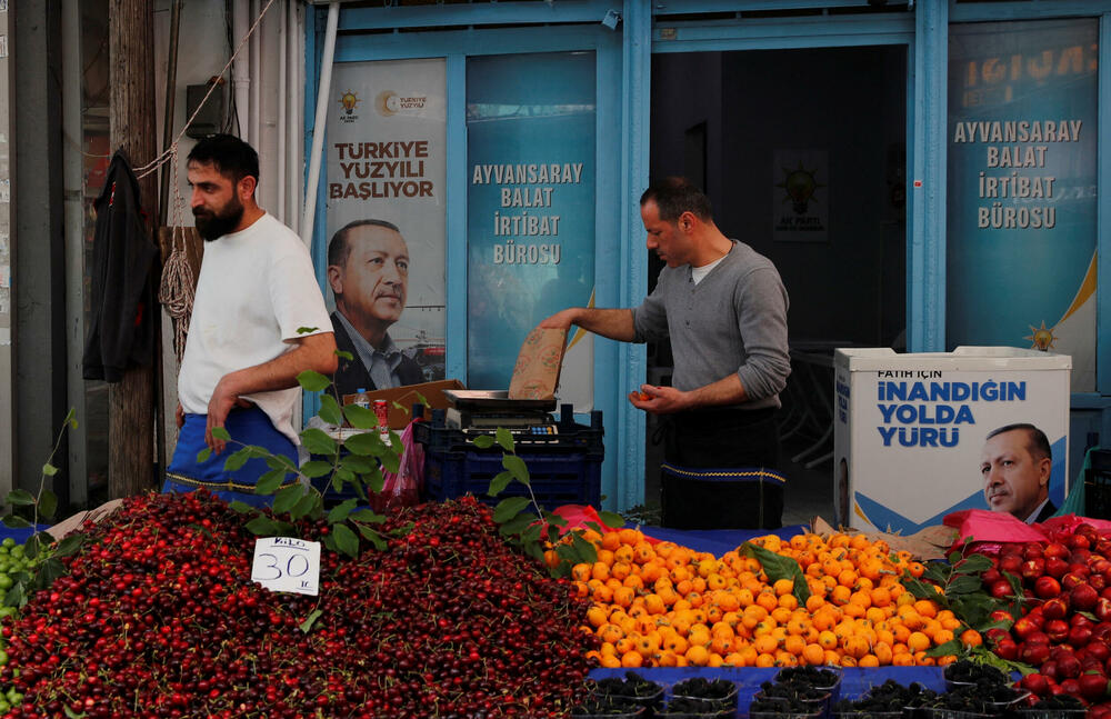 Prodavci voća ispred prostorija AK stranke u Istanbulu
