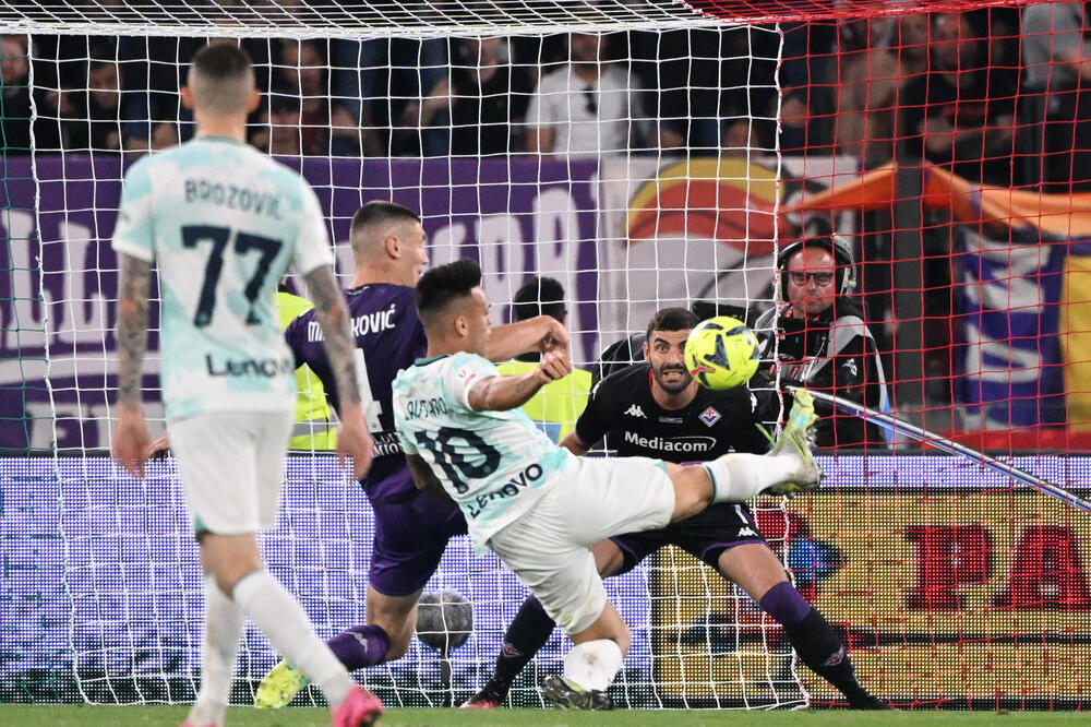 Lautaro Martines postiže gol za 2:1, Foto: Reuters