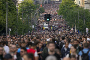 Protesti u Beogradu: Građani se oslobađaju straha, režim gubi...