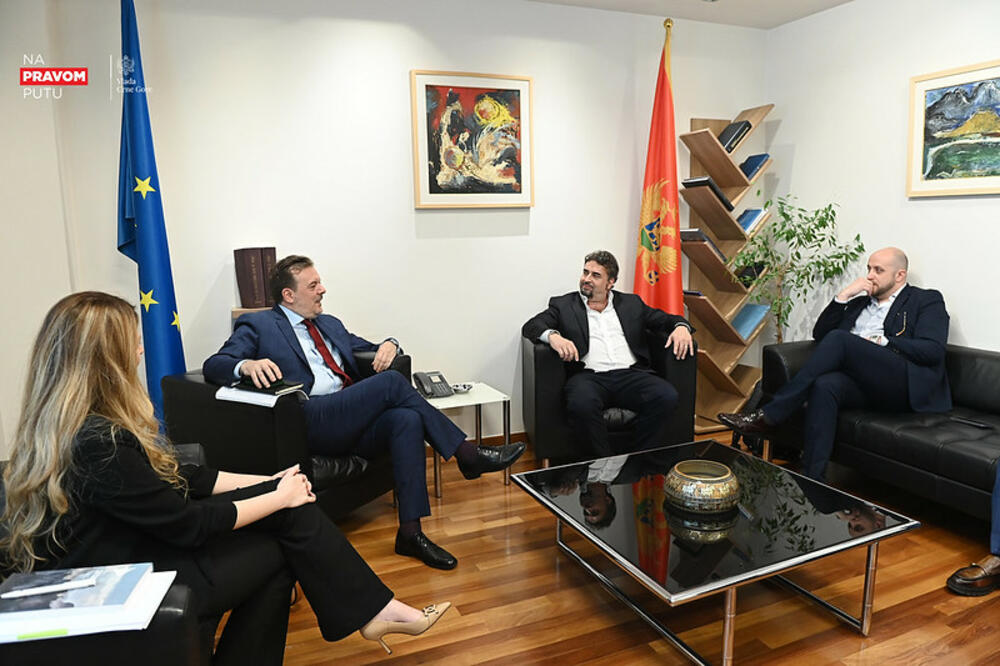 Predstavnici Ministarstva odbrane i kompanije Italsistem, Foto: Vlada Crne Gore