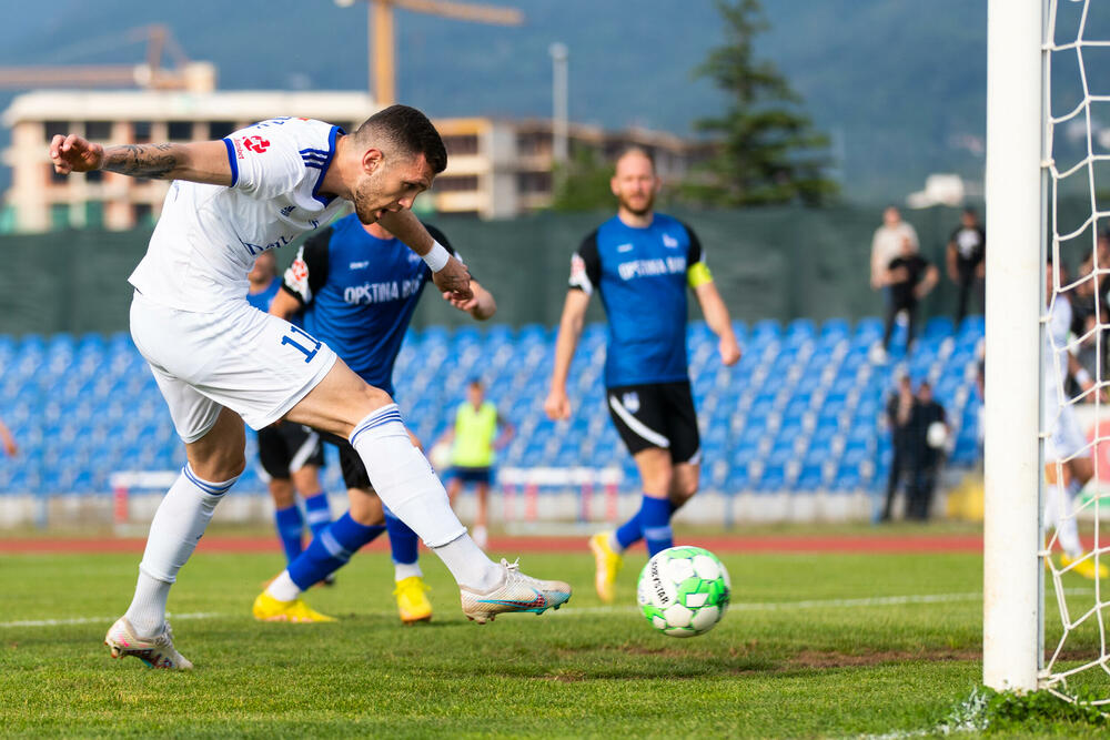 <p>Fudbaleri Budućnosti su danas osvojili šestu titulu prvaka Crne Gore.</p>  <p>Tačku na šampionat Podgoričani su stavili pobjedom nad Mornarom u Baru 1:0, jedini gol je postigao Zoran Petrović u 6. minutu.</p>