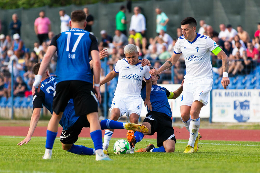 <p>Fudbaleri Budućnosti su danas osvojili šestu titulu prvaka Crne Gore.</p>  <p>Tačku na šampionat Podgoričani su stavili pobjedom nad Mornarom u Baru 1:0, jedini gol je postigao Zoran Petrović u 6. minutu.</p>