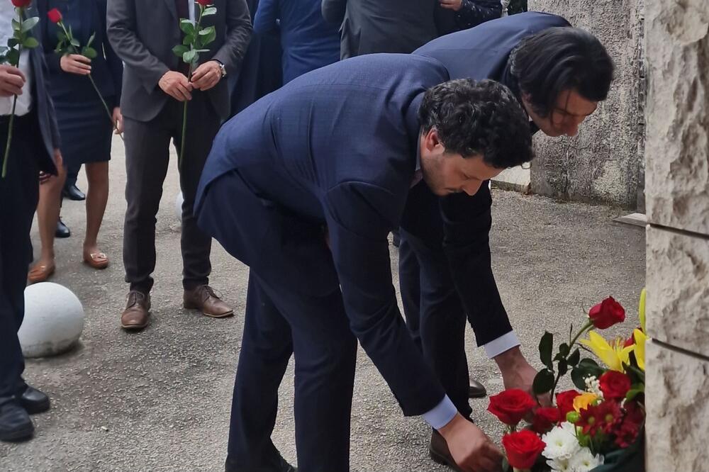 Delegacija Vlade položila cvijeće ispred CB Herceg Novi: Abazović i ministar pravde Marko Kovač, Foto: gov.me
