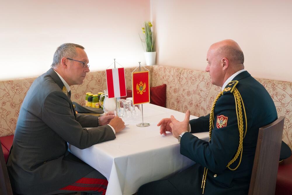 <p>Iz Ministarstva su rekli da je Štrajdinger ponudio pomoć eksperata Oružanih snaga Austrije u projektovanju rekonstrukcije strelišta u kasarni "Milovan Šaranović“ u Danilovgradu</p>