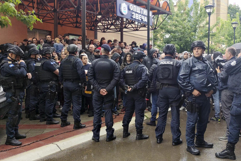 Pripadnici kosovske policije ispred zgrade opštine Zvečan, Foto: Beta/AP