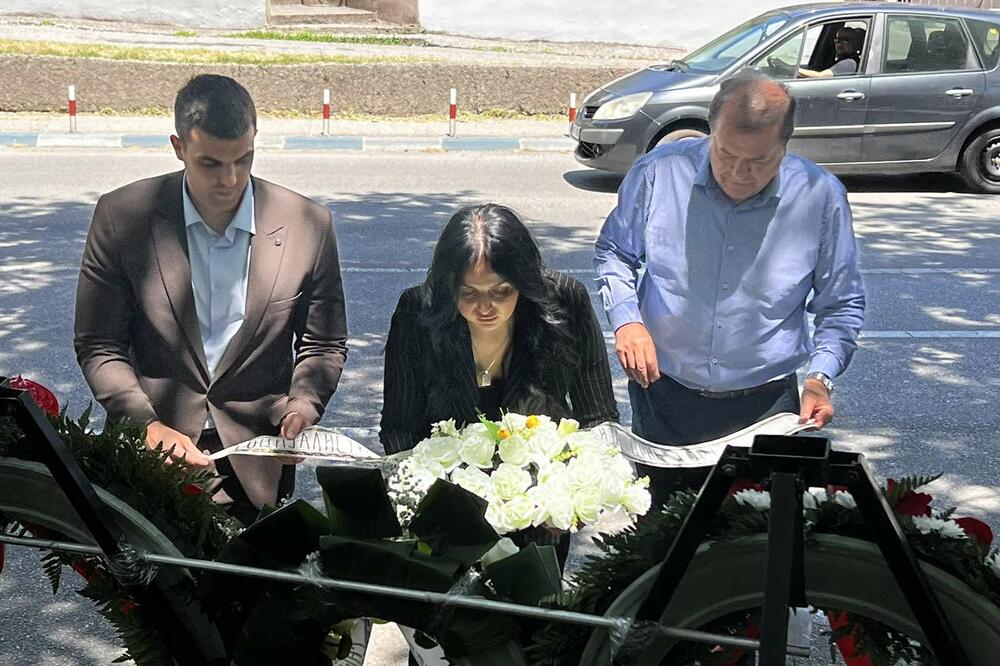 Članovi SNP-a polažu cvijeće, Foto: Socijalistička narodna partija Crne Gore