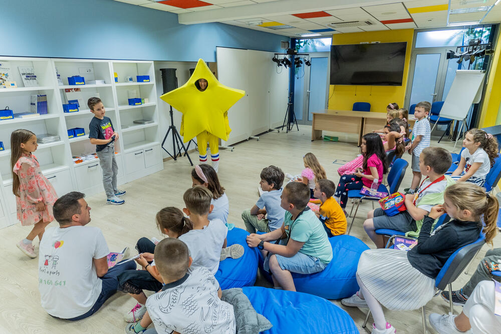 <p>Ambasadorka Popa, kako se navodi, govorila o njenoj domovini Rumuniji i promjenama nabolje koje je toj zemlji donijelo članstvo u Evropskoj uniji ali i odgovarala na pitanja najmlađih kako Unija čuva pčele, cvijeće, rijeke ili pomaže svojim članicama da se izbore sa poplavama ili požarima</p>