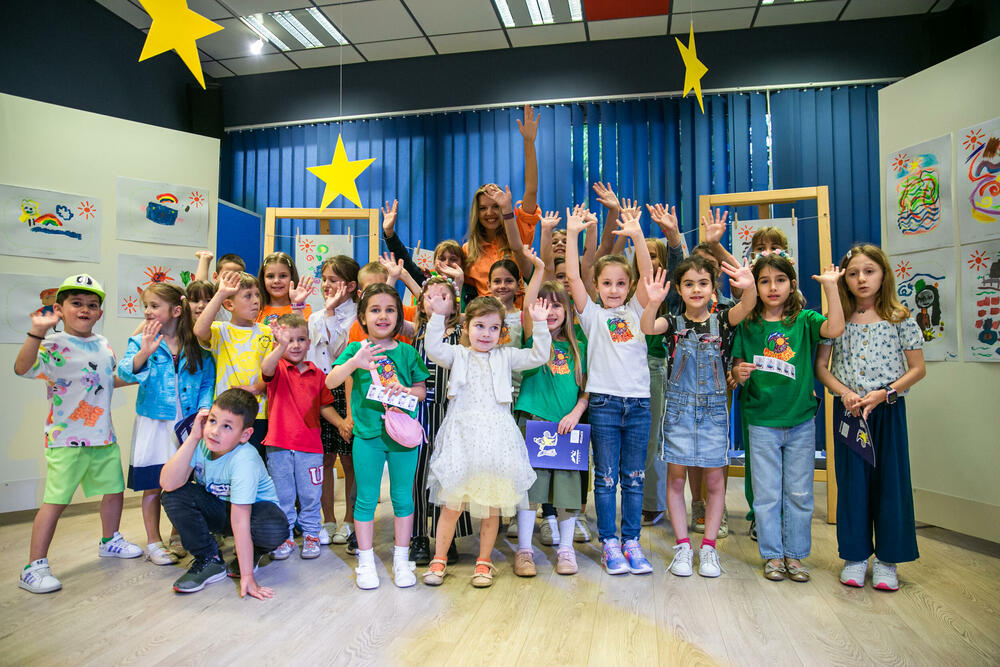 <p>Ambasadorka Popa, kako se navodi, govorila o njenoj domovini Rumuniji i promjenama nabolje koje je toj zemlji donijelo članstvo u Evropskoj uniji ali i odgovarala na pitanja najmlađih kako Unija čuva pčele, cvijeće, rijeke ili pomaže svojim članicama da se izbore sa poplavama ili požarima</p>