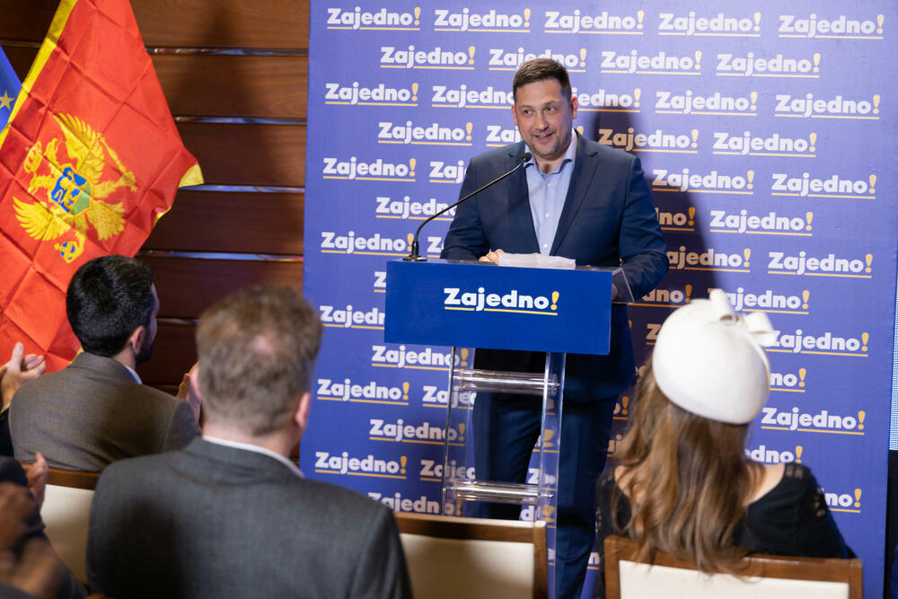 <p>Kako je saopšteno iz DPS, Živković je na tribini u Kotoru, kazao da se odlučuje „hoćemo li da gradimo ozbiljno, odgovorno društvo da zarađujemo i privređujemo a da ne pozajmljujemo“</p>