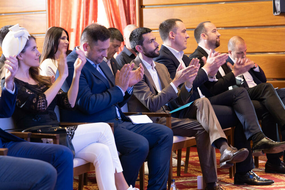 <p>Kako je saopšteno iz DPS, Živković je na tribini u Kotoru, kazao da se odlučuje „hoćemo li da gradimo ozbiljno, odgovorno društvo da zarađujemo i privređujemo a da ne pozajmljujemo“</p>