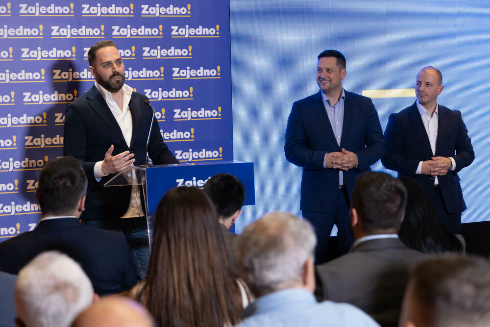 <p>Kako je saopšteno iz DPS, Živković je na tribini u Kotoru, kazao da se odlučuje „hoćemo li da gradimo ozbiljno, odgovorno društvo da zarađujemo i privređujemo a da ne pozajmljujemo“</p>