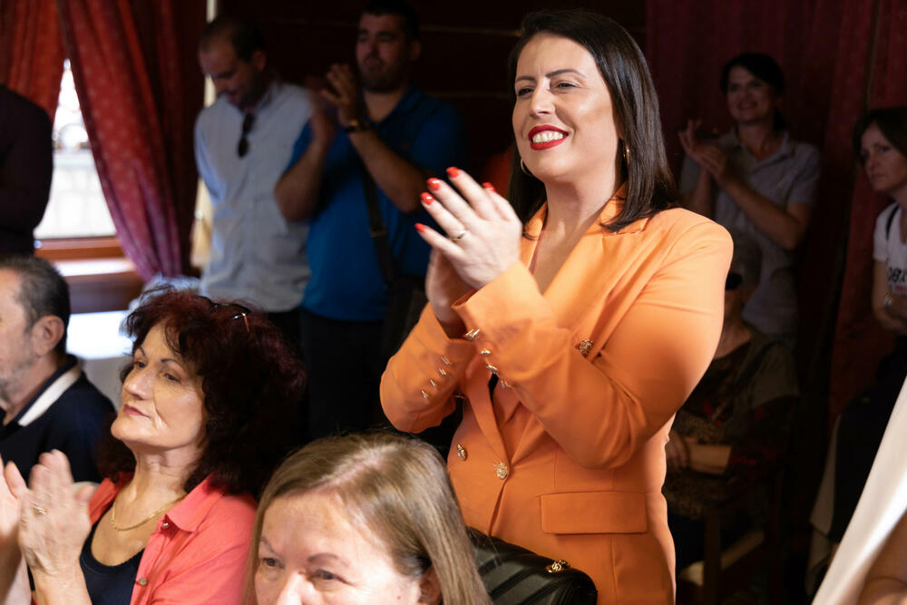 <p>Kako je saopšteno iz DPS, Živković je na tribini u Kotoru, kazao da se odlučuje „hoćemo li da gradimo ozbiljno, odgovorno društvo da zarađujemo i privređujemo a da ne pozajmljujemo“</p>