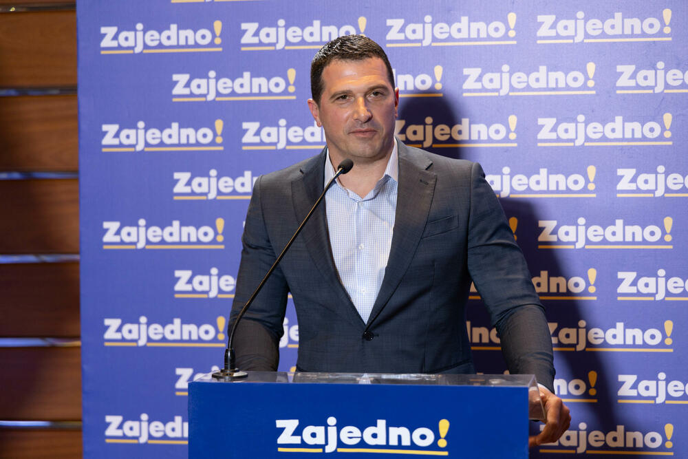 <p>Kako je saopšteno iz DPS, Živković je na tribini u Kotoru, kazao da se odlučuje „hoćemo li da gradimo ozbiljno, odgovorno društvo da zarađujemo i privređujemo a da ne pozajmljujemo“</p>