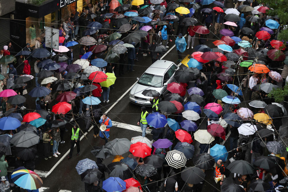 <p>Neki od okupljenih su reporteru agencije Beta rekli da su članovi "Privremene Skupštine naroda dostojnog Srbije" koji je tokom prethodne godine sa više šatora kampovao ispred zgrade parlamenta</p>
