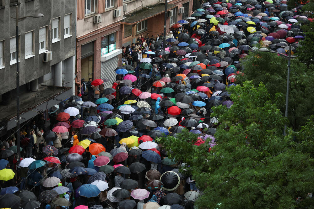 <p>Neki od okupljenih su reporteru agencije Beta rekli da su članovi "Privremene Skupštine naroda dostojnog Srbije" koji je tokom prethodne godine sa više šatora kampovao ispred zgrade parlamenta</p>