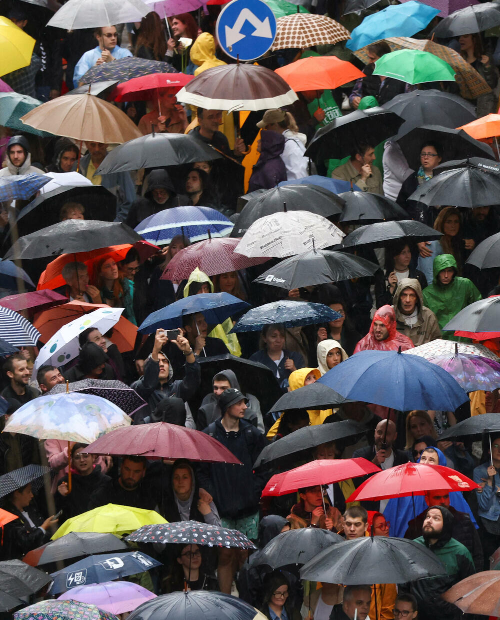 <p>Neki od okupljenih su reporteru agencije Beta rekli da su članovi "Privremene Skupštine naroda dostojnog Srbije" koji je tokom prethodne godine sa više šatora kampovao ispred zgrade parlamenta</p>