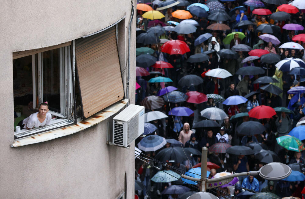 <p>Neki od okupljenih su reporteru agencije Beta rekli da su članovi "Privremene Skupštine naroda dostojnog Srbije" koji je tokom prethodne godine sa više šatora kampovao ispred zgrade parlamenta</p>