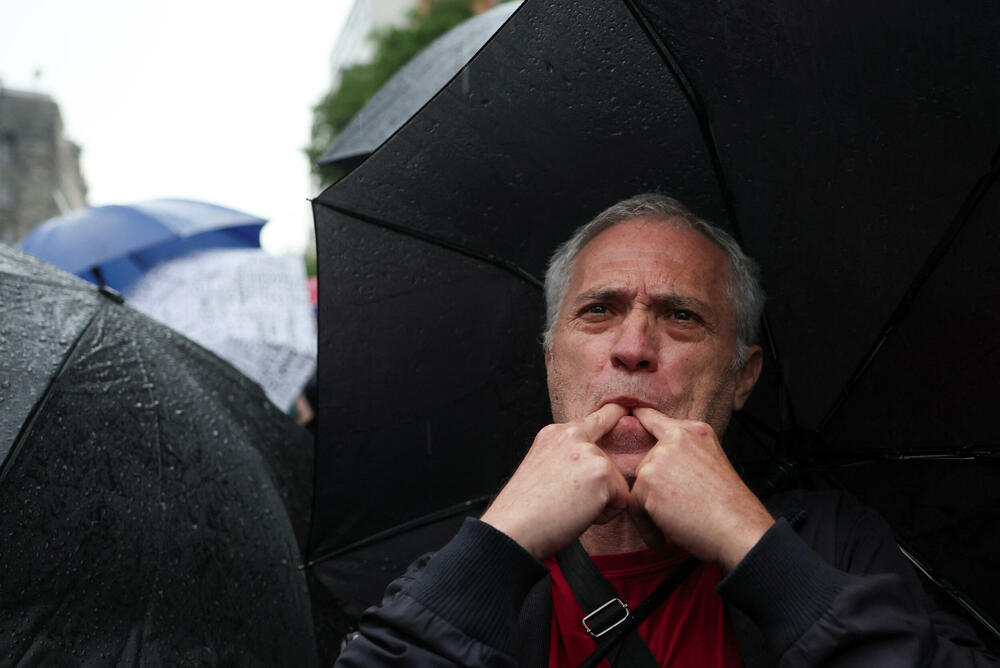 <p>Neki od okupljenih su reporteru agencije Beta rekli da su članovi "Privremene Skupštine naroda dostojnog Srbije" koji je tokom prethodne godine sa više šatora kampovao ispred zgrade parlamenta</p>