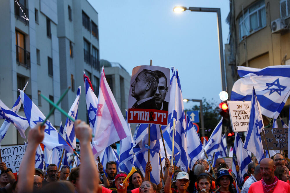 <p>Najnoviji protest je održan nekoliko dana pošto je vladajuća koalicija, sastavljena od Netanjahuovog konzervatinog Likuda, ultranacionalističkih i partija ultraortodoksnih Jevreja, usvojila dvogodišnji budžet</p>