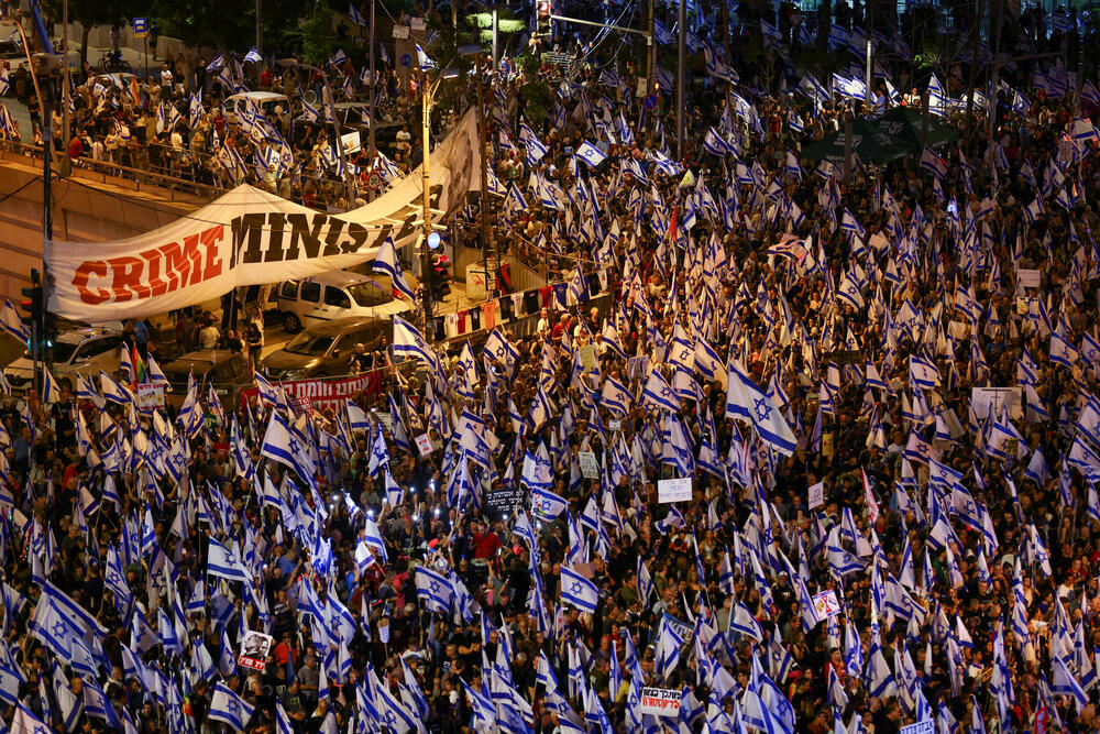 <p>Najnoviji protest je održan nekoliko dana pošto je vladajuća koalicija, sastavljena od Netanjahuovog konzervatinog Likuda, ultranacionalističkih i partija ultraortodoksnih Jevreja, usvojila dvogodišnji budžet</p>
