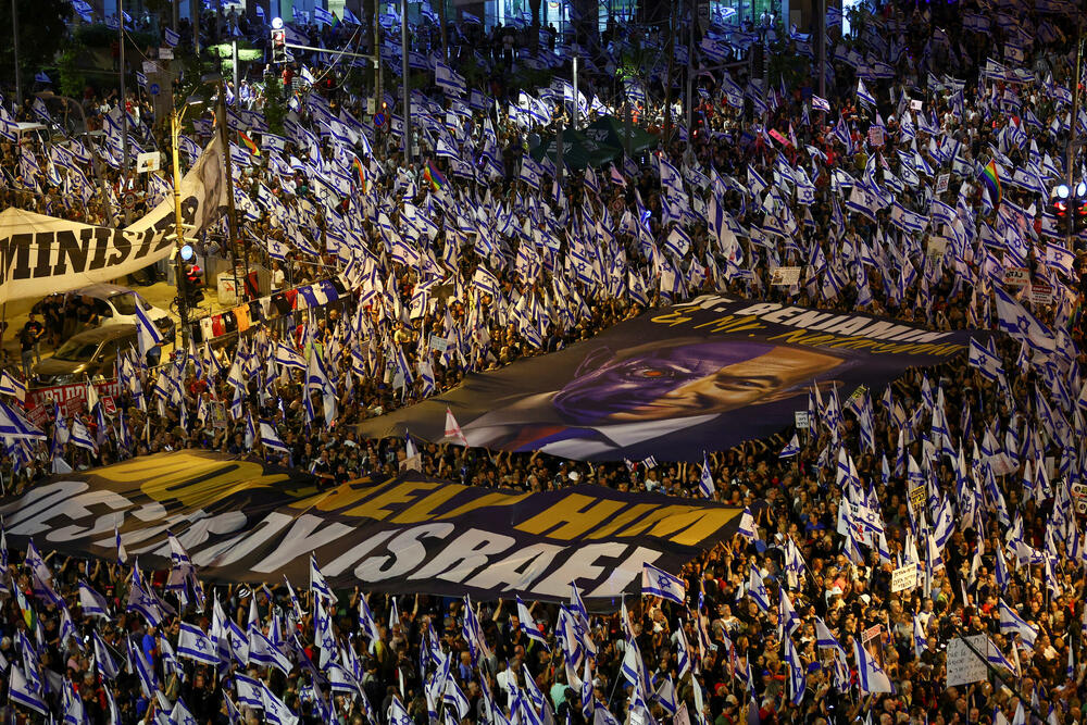 <p>Najnoviji protest je održan nekoliko dana pošto je vladajuća koalicija, sastavljena od Netanjahuovog konzervatinog Likuda, ultranacionalističkih i partija ultraortodoksnih Jevreja, usvojila dvogodišnji budžet</p>