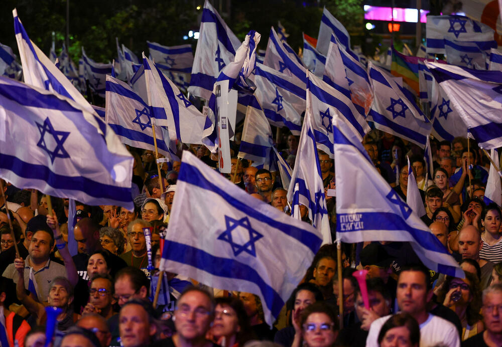 <p>Najnoviji protest je održan nekoliko dana pošto je vladajuća koalicija, sastavljena od Netanjahuovog konzervatinog Likuda, ultranacionalističkih i partija ultraortodoksnih Jevreja, usvojila dvogodišnji budžet</p>