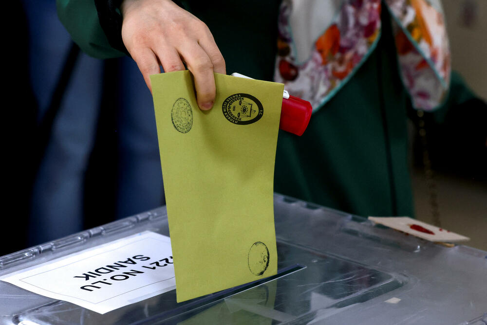 <p>U prvom krugu izbora 14. maja, Erdogan je osvojio 49,5 posto glasova, a lider turske opozicije Kemal Kiličdaroglu, skupio je 44,89 posto glasova</p>