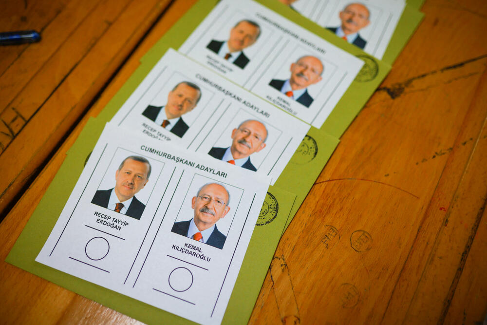 <p>U prvom krugu izbora 14. maja, Erdogan je osvojio 49,5 posto glasova, a lider turske opozicije Kemal Kiličdaroglu, skupio je 44,89 posto glasova</p>