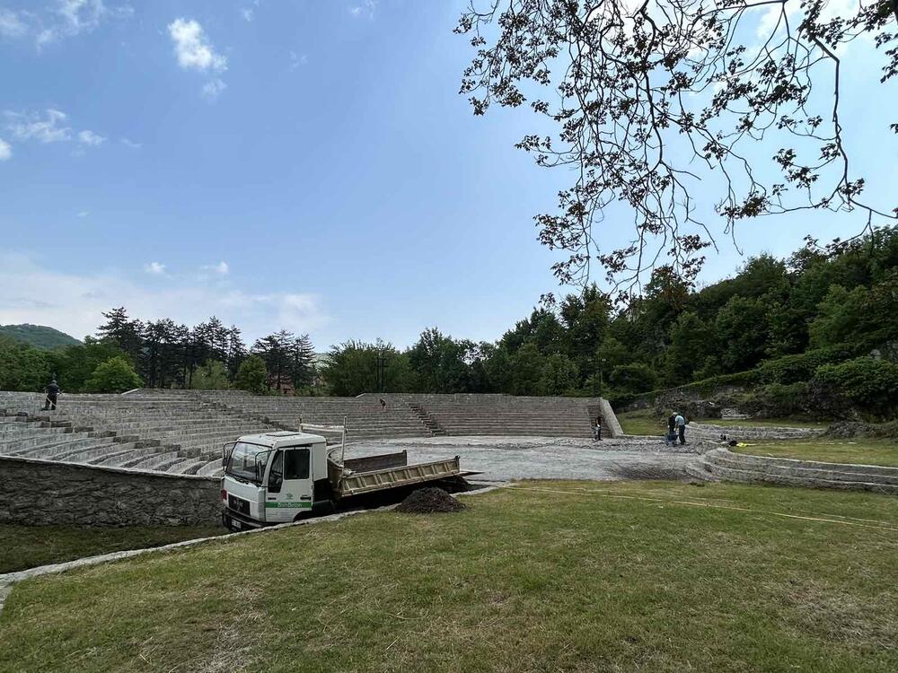 According to them, the arrangement of the Summer Stage prepares the Cetinje amphitheater for numerous manifestations, concerts and similar events planned during the summer tourist season.